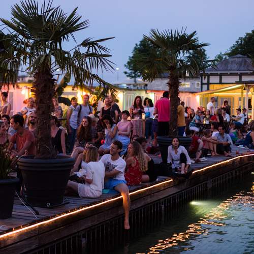Image of Zürcher Barfussbar im frischen Sommer-Outfit