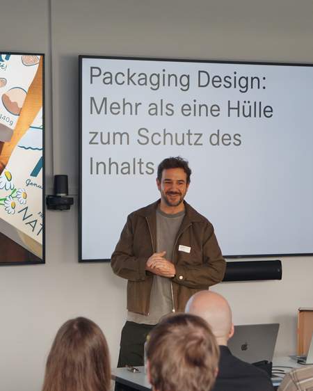Image of Christoph zeigte am Ostschweizer Food Forum, wie Packaging Design Kaufentscheide beeinflusst